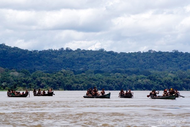 Greenpeace Joins the Munduruku to Protest Damming of Tapajós RiverMunduruku protestam contra hidrelétricas no Rio Tapajós