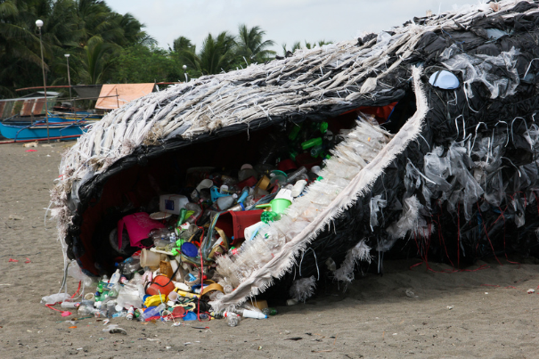 Plastikforurening truer med at kvæle vores blå oceaner - Greenpeace Danmark