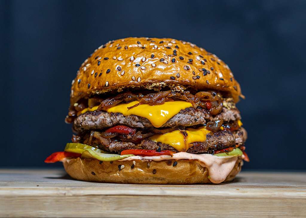 Billede af en kødfyldt burger