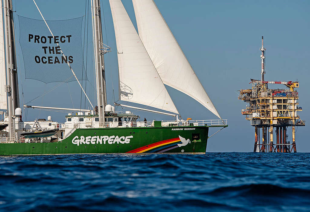 Esperanza in the North Sea - Protest at Gas Platform A6-A. © Marten  van Dijl / Greenpeace