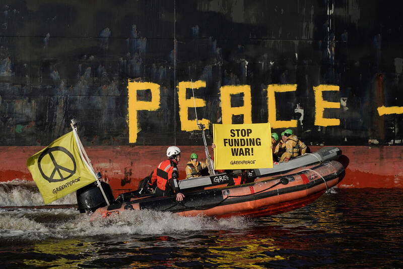 Greenpeace-aktivister blokerer russisk tanker og maler på skibet.