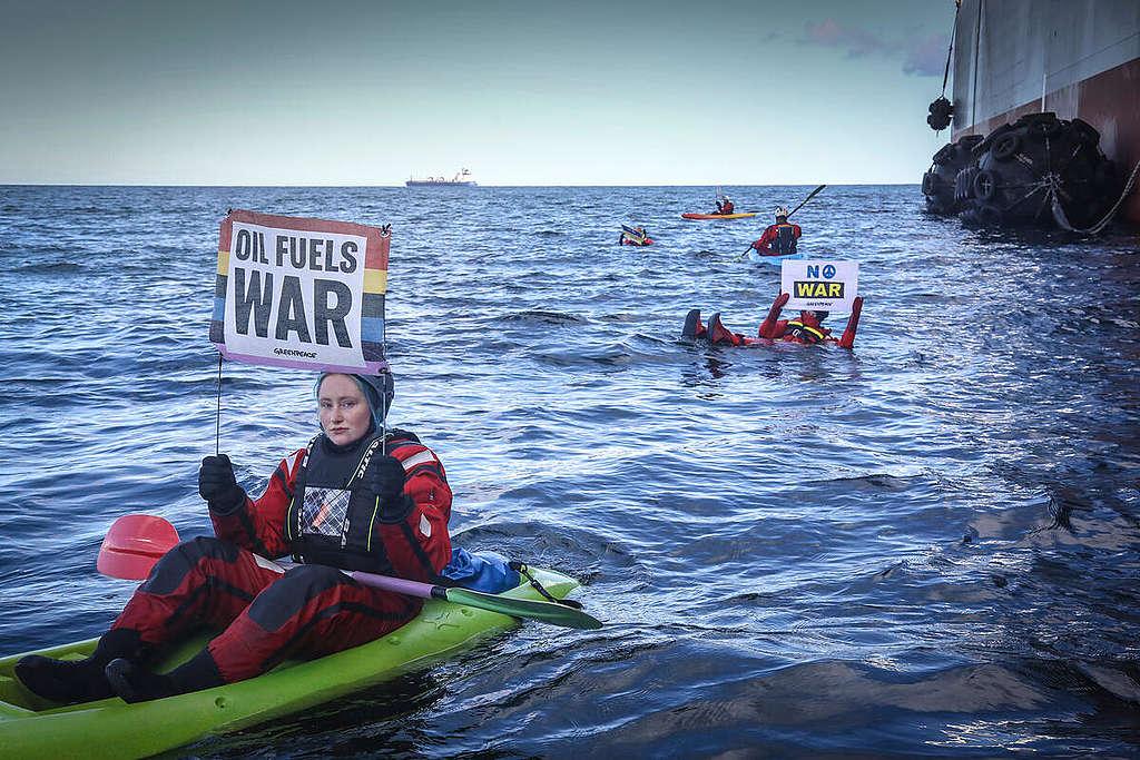 Med tre kayaktivister og tre svømmere lagde vi os i vejen for et omlastning af olie mellem to tankskibe 31. marts 2022. Her i front er den norske aktivist Amanda. © Kristian Buus / Greenpeace