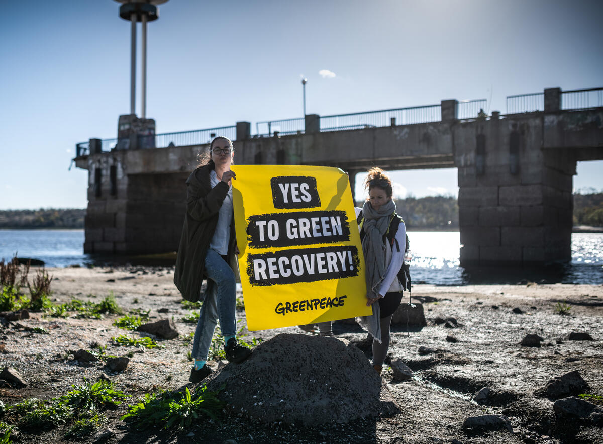 Greenpeace protesterer med banner ved Dnipro-floden i Ukraine