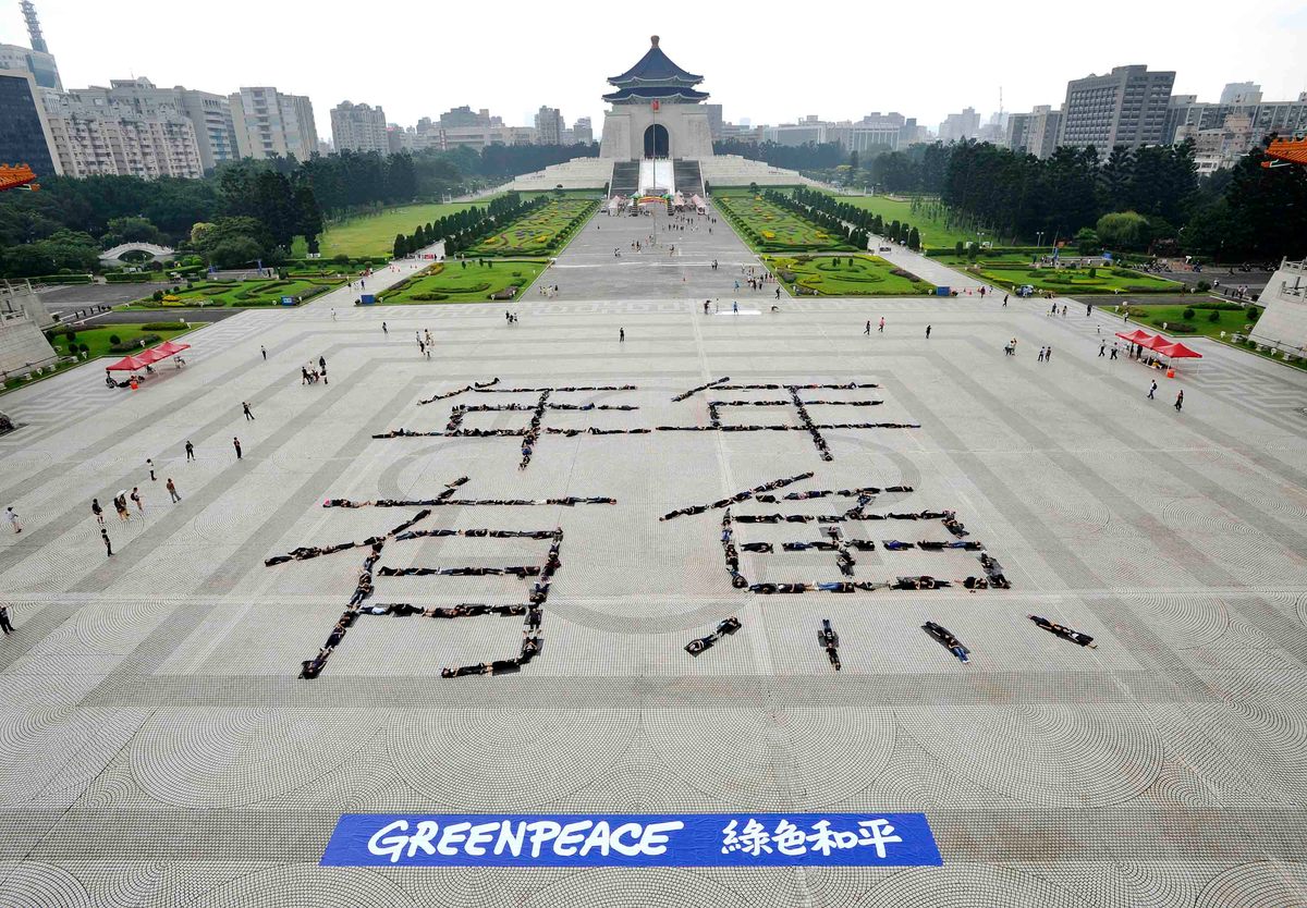 Human Banner Action in Taipei. © Chris Stowers / Greenpeace