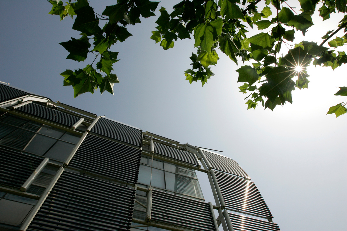 Building Uses Solar Energy in Dezhou. © Greenpeace / Alex Hofford