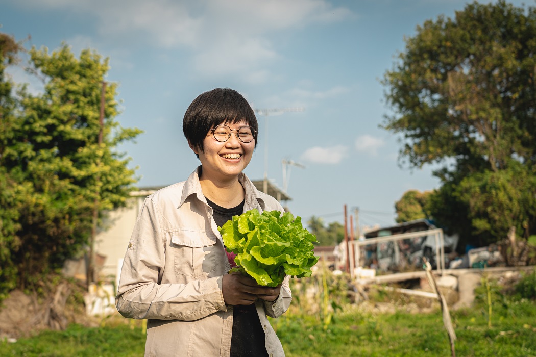 Leanne and her lettuce harvest © Chilam Wong / Greenpeace