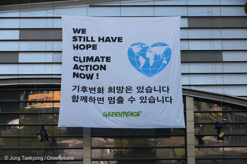 Greenpeace East Asia activists unfurl a banner with the message ‘There is still hope. Climate Action Now!’ as the IPCC released its special report on 1.5 degrees Celsius in Incheon, Korea.