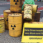 Greenpeace activists are demonstrating against a return of nuclear power and for a sustainable energy supply in Europe in Berlin in front of the permanent representation of the EU Commission. A banner reads: "Ms. von der Leyen, no greenwashing of nuclear power and gas!"  In addition, the activists have placed seven yellow nuclear barrels in front of the building. The reason for the action: Tomorrow, the EU Commission meets in Brussels on energy policy, the so-called taxonomy. In it, nuclear and gas power plants are designated as sustainable. This could lead to more nuclear power plants being built in the EU in the future.
Gegen eine Wiederkehr der Atomkraft und für eine nachhaltige Energieversorgung in Europa demonstrieren Greenpeace-Aktivist:innen heute in Berlin vor der ständigen Vertretung der EU-Kommission. Auf einem Banner steht: ”Frau von der Leyen, kein Greenwashing von Atom und Gas!”. Zudem haben die Aktiven sieben gelbe Atom-Fässern vor das Gebäude gestellt. Der Grund für die Aktion: Morgen tagt die EU-Kommission in Brüssel zur Energiepolitik, der sogenannten Taxonomie. Darin werden Atom- und Gaskraftwerke als nachhaltig bezeichnet. Dies könnte künftig dazu führen, dass in der EU weitere AKW gebaut werden.