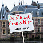 Eight people from Bonaire, together with Greenpeace Netherlands, are suing the Dutch State. Bonaire is one of the Dutch municipalities hit hardest by climate change. They argue that their human rights are being violated because the State is doing far too little to protect the inhabitants of the special Dutch municipality from the effects of climate change.
Acht mensen van Bonaire klagen samen met Greenpeace Nederland de Nederlandse Staat aan.
Bonaire is een van de Nederlandse gemeenten die het hardst geraakt wordt door klimaatverandering.
Ze betogen dat hun mensenrechten geschonden worden, omdat de Staat veel te weinig doet om de
inwoners van de bijzondere Nederlandse gemeente te beschermen tegen de gevolgen van
klimaatverandering.