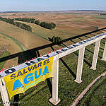 Around 25 Greenpeace activists have traveled to the Cigüela aqueduct, in Cuenca, to display a huge 225-meter banner with the slogan "there is no water for so much irrigation" with which to denounce the country's unsustainable hydraulic policy. The dammed water does not reach 48% this week and 44% of the aquifers are already in poor condition. With these serious data, it is incomprehensible that, between 2004 and 2021, irrigation -and only the "legal" ones- have increased by 16%. This is explained by Greenpeace in its report published this month "The irrigation bubble in Spain". to another huge 35 x 18 meter banner with the slogan “Save Water”, and to messages such as “Water for whom?” or “Mucho pipe and little water”, the activists have wanted to denounce the lack of political responsibility in this problem of the first order.
31/05/2023. Palomares de Campo, Cuenca. España
Unos 25 activistas de Greenpeace se han desplazado hasta el acueducto de Cigüela, en Cuenca, para desplegar una enorme pancarta de 225 metros con el lema "no hay agua para tanto regadío" con la que denunciar la insostenible política hidráulica del país. El agua embalsada no alcanza el 48 % esta semana y el 44% de los acuíferos están ya en malas condiciones. Con estos datos graves, es incomprensible que, entre 2004 y 2021, los regadíos -y solo los “legales"- hayan aumentado un 16 %. Así lo explica Greenpeace en su informe publicado este mes "La burbuja del regadío en España". Junto a otra enorme pancarta de 35 x 18 metros con el lema  “Salvar el Agua”, y a mensajes como “¿Agua para quién?” o “Mucho tubo y poca agua”, los y las activistas han querido denunciar la falta de responsabilidad política en este problema de primer orden.