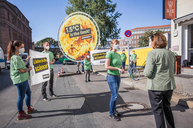 GP:n mielenosoittajia Berliinissä. Mielenosoittajilla on banderolleja, jotka kehottavat mm. kuuntelemaan tiedettä. Mielenosoittajilla on myös kuva palavasta maapallosta, jossa on teksti "1,5 degrees is the limit"