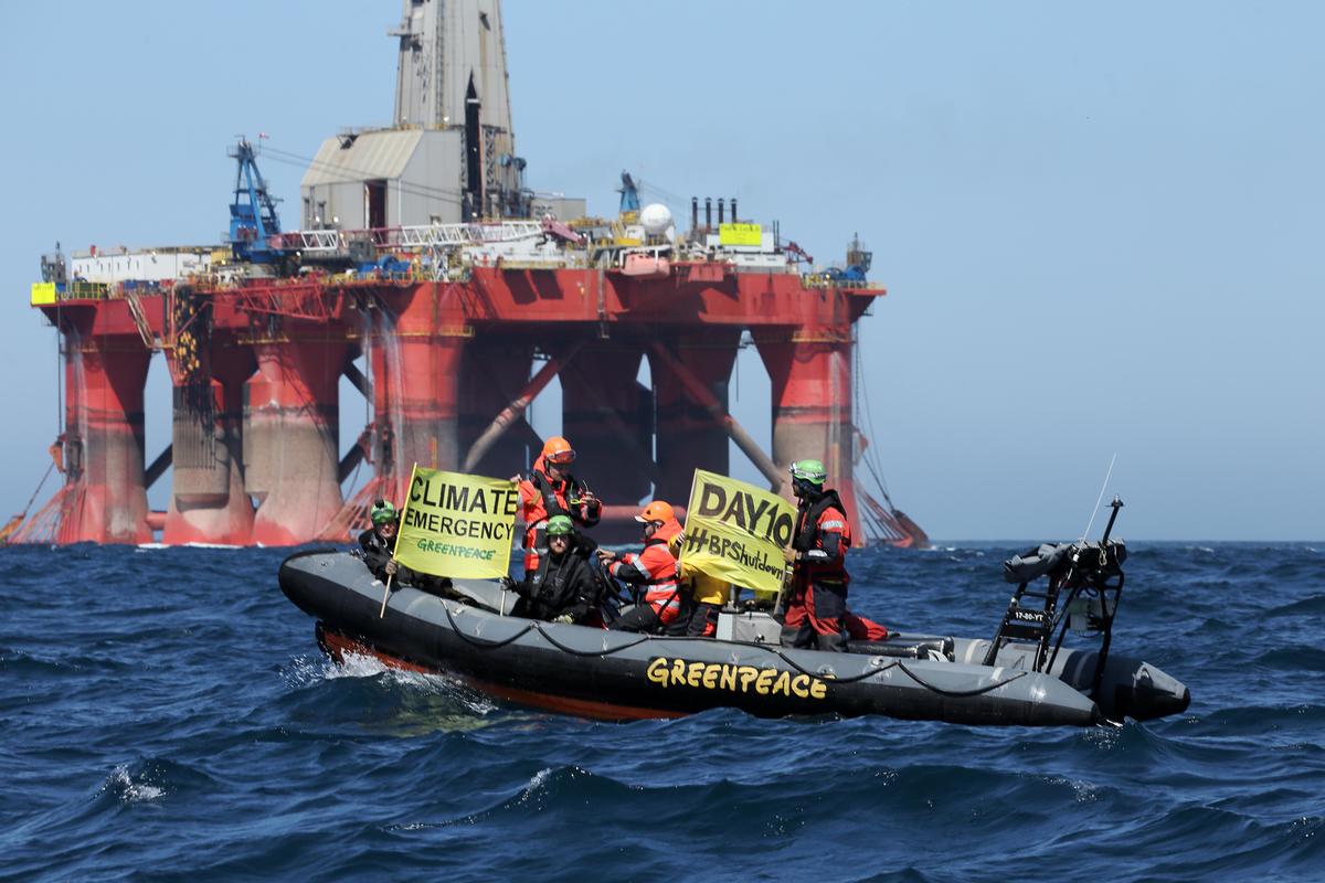 Greenpeace activists display banner on Day 10 of the BP rig protest. © Greenpeace