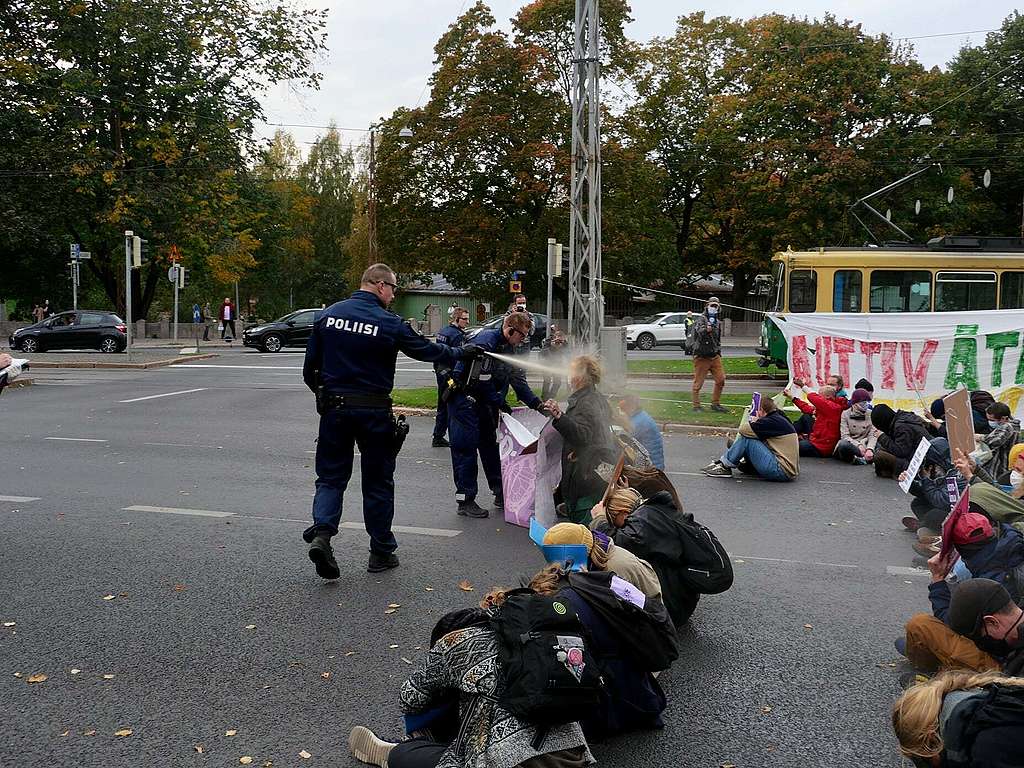 Suomessa ei ole laittomia mielenosoituksia – suorasta toiminnasta ja kansalaisten  oikeuksista - Greenpeace Suomi