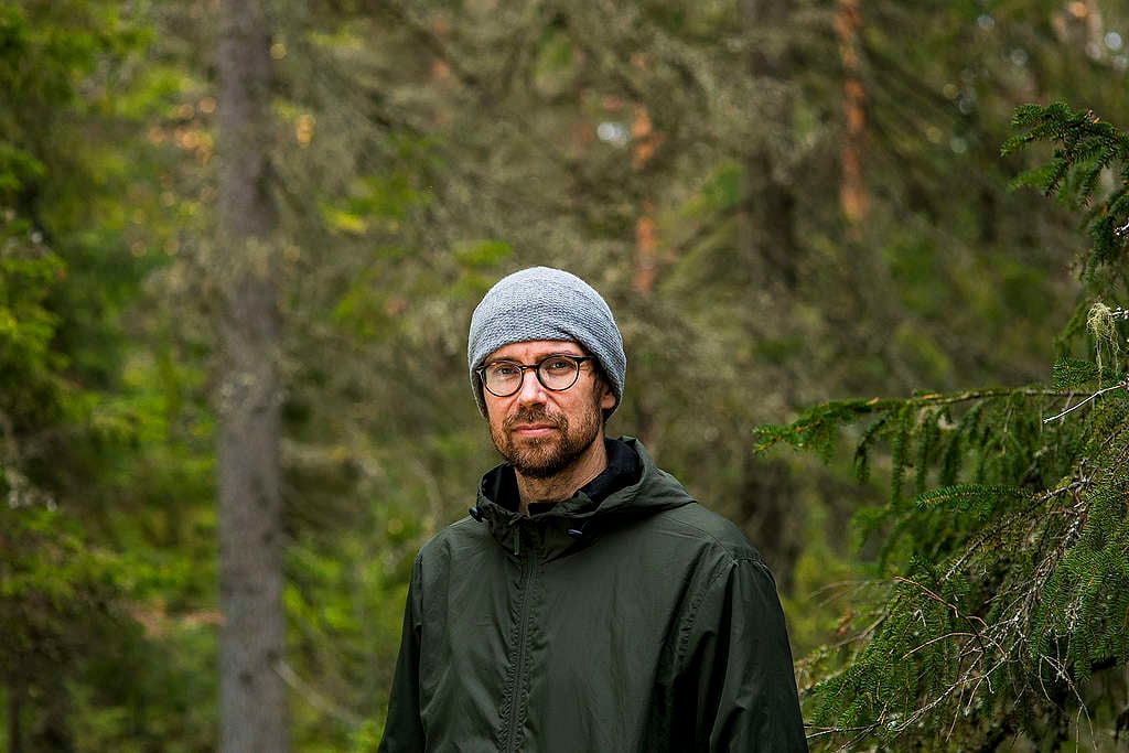 Toimittaja Juha Kauppinen kesäisessä metsässä.