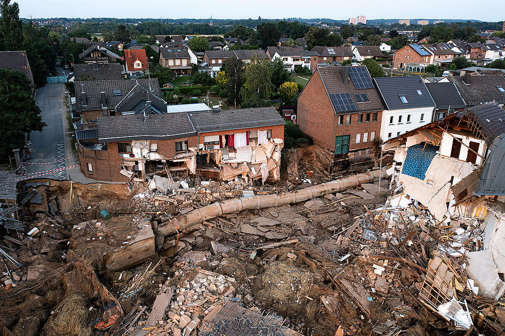 Rankkasateiden tuhoja Saksan Erftstadtissa. Rakennuksia on tuhoutunut ja joka puolella on vain "Purkujätettä"