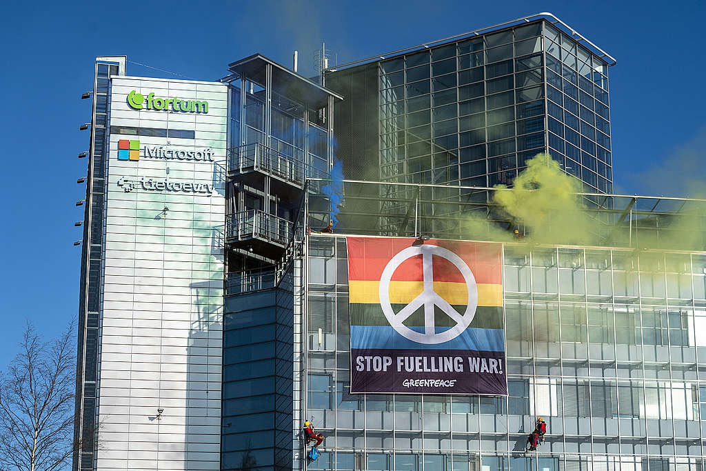 Greenpeacen aktivistit ripustivat 4.5.2022 Fortumin pääkontorille banderollin, jossa lukee "stop fuelling war".