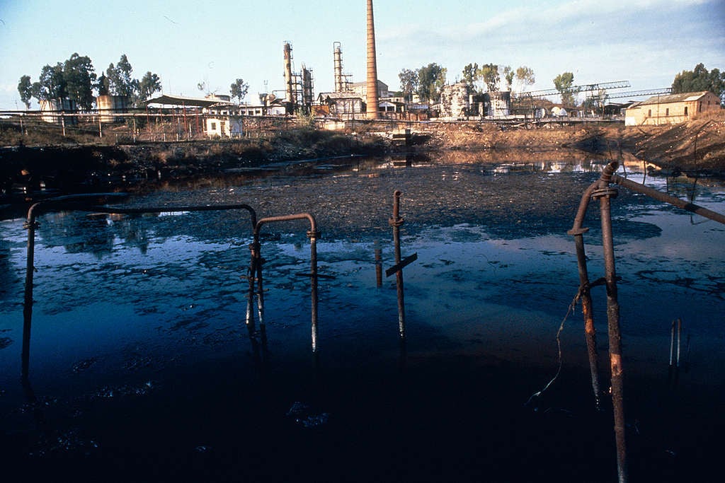 Oil Refinery in Kucove. © Jörg Müller / Greenpeace