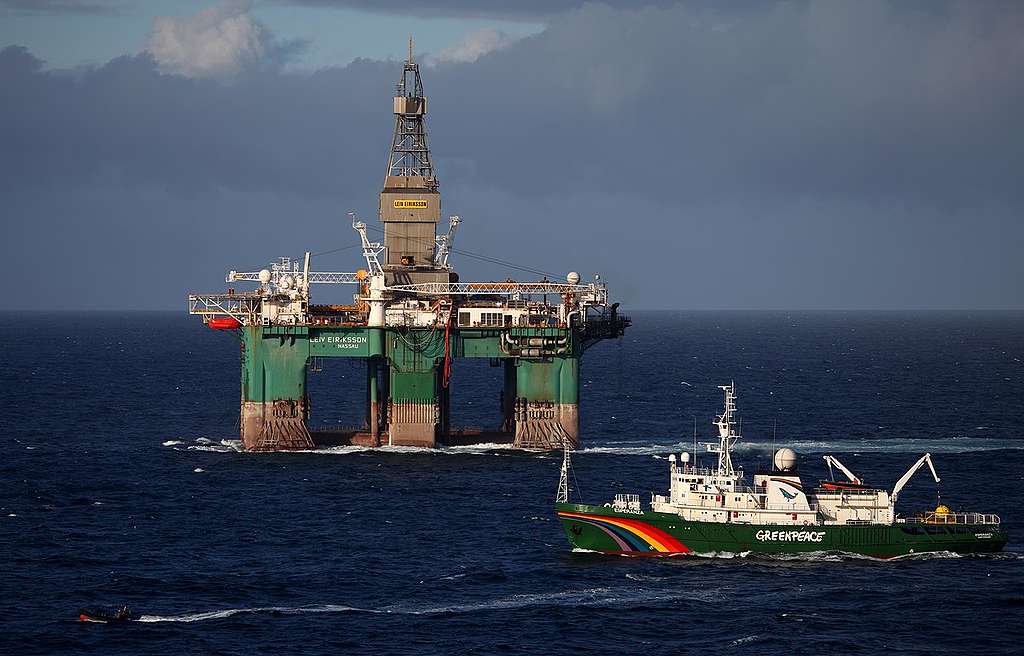 Greenpeace Intercepts Oil Drill Rig. © Jiri Rezac / Greenpeace