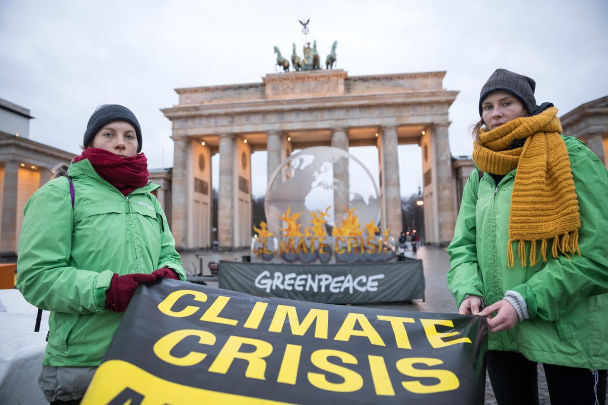 Burning Globe Climate Protest in Berlin. © Gordon Welters / Greenpeace