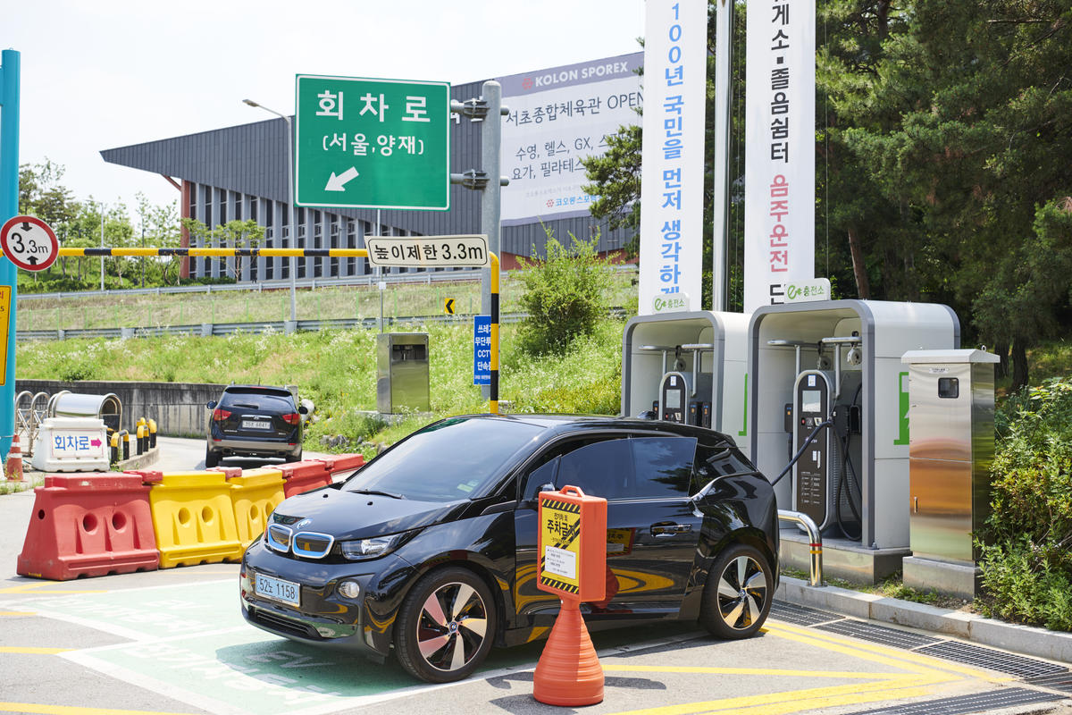 Electric Cars at Charging Station in South Korea. © Jung-geun Augustine Park / Greenpeace