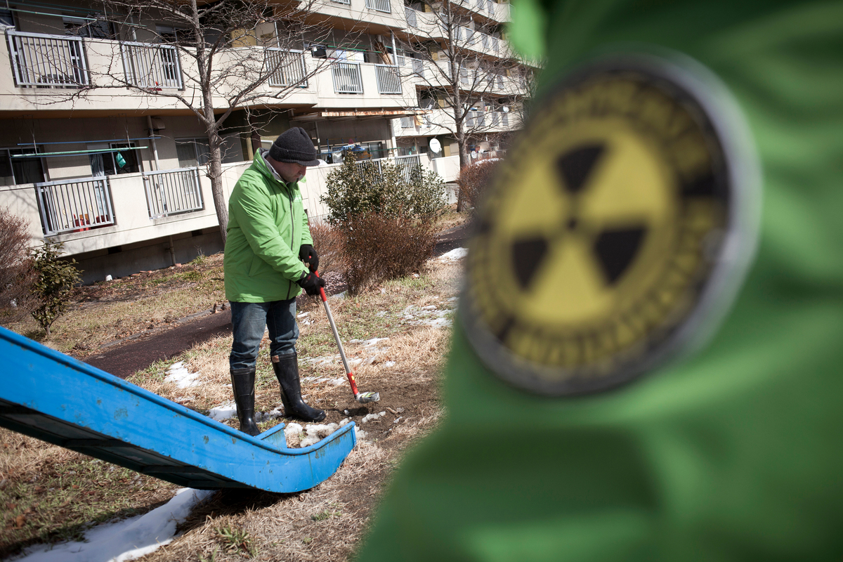 Radiation Monitoring in Fukushima. © Daniel Müller / Greenpeace