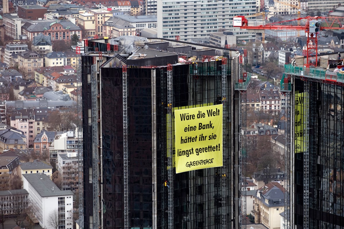Deutsche Bank Protest in Frankfurt. © Greenpeace / Andreas Varnhorn
