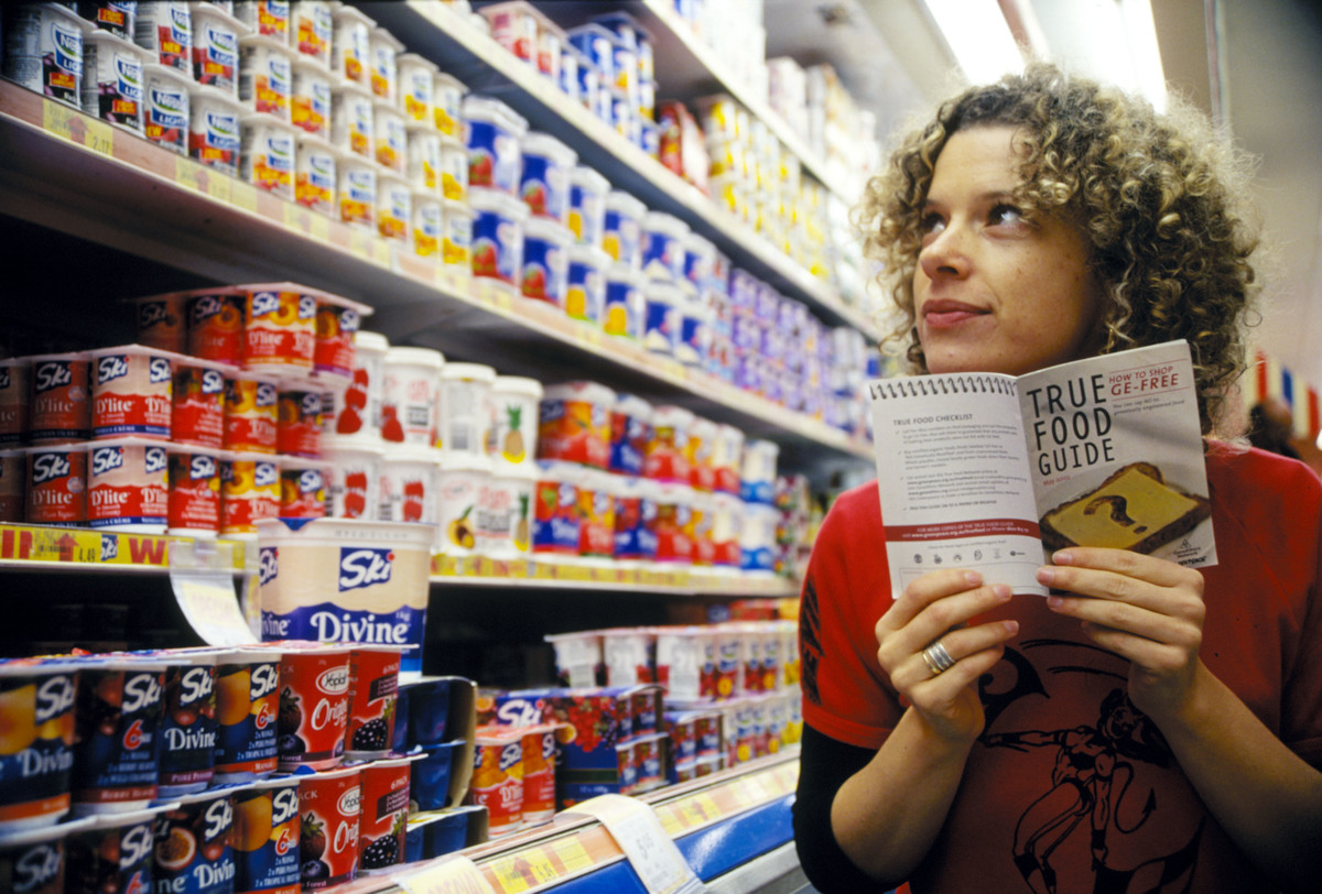 Activist with the "True Food Guide" in Australian Supermarket. © Greenpeace / Tim Cole