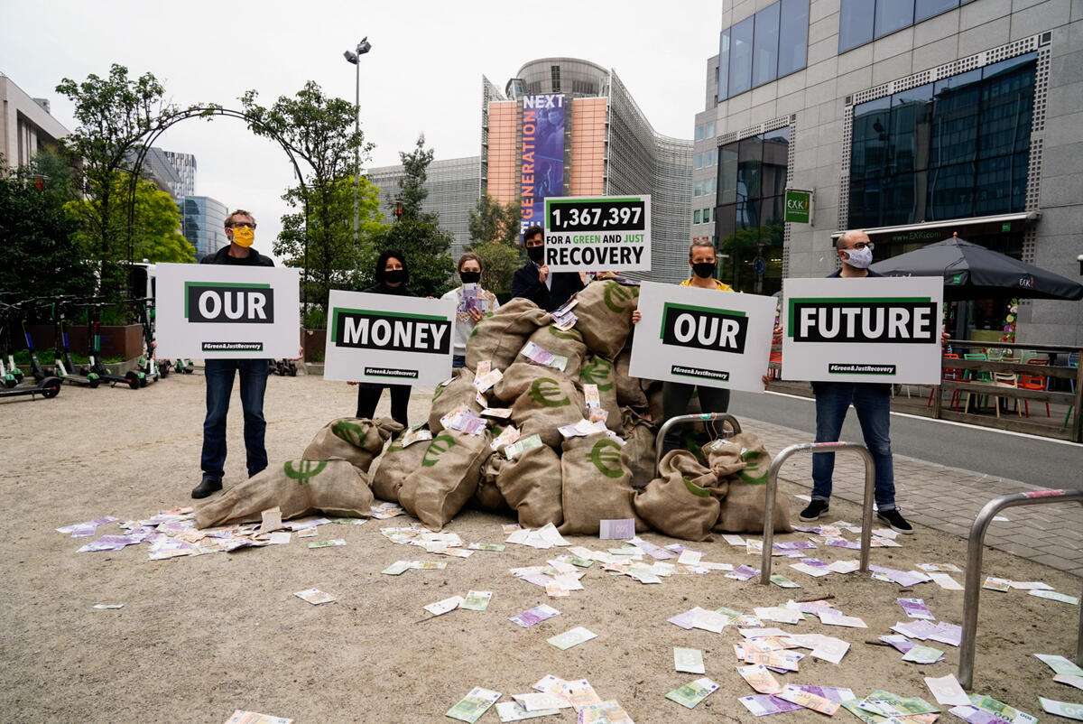 Delivery of a 1.3 Million Signature Petition to EU Leaders in Brussels. © Eric De Mildt / Greenpeace