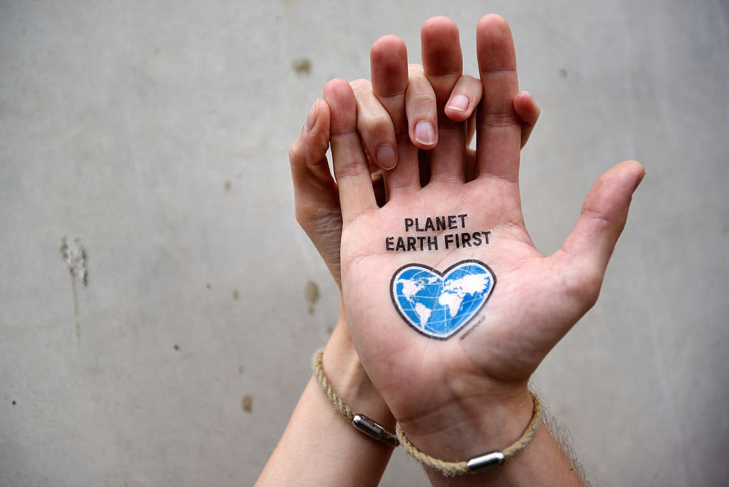 G20 Tattoo "Planet Earth First" in Hamburg. © Sandra Hoyn / Greenpeace