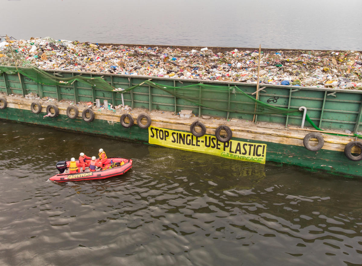 Plastic Waste Protest in Manila Bay. © Greenpeace / Arnaud Vittet