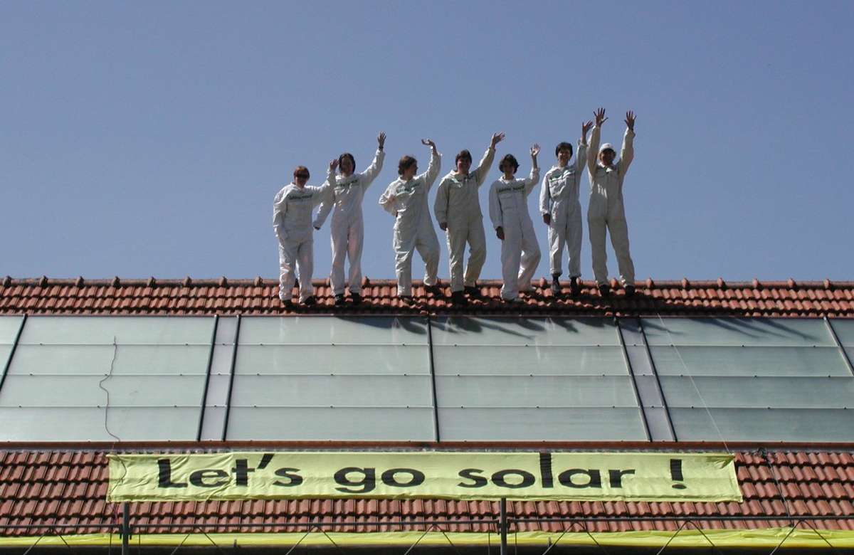 Solar Generation builds Solar Roof for Pestalozzi. © Greenpeace / Schar
