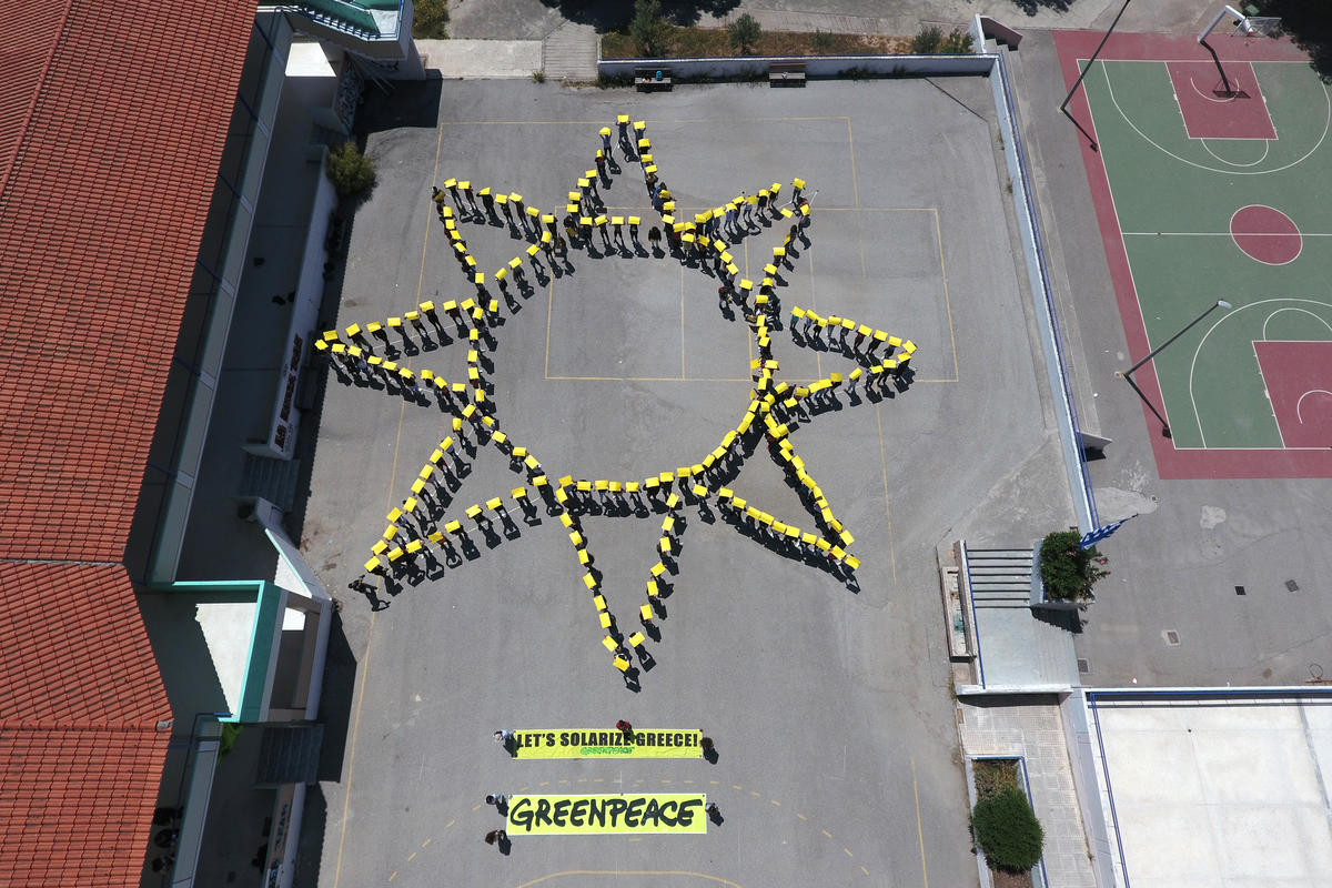 Sun-Shaped Human Banner with Children in Salamina. © Giorgos Moutafis / Greenpeace