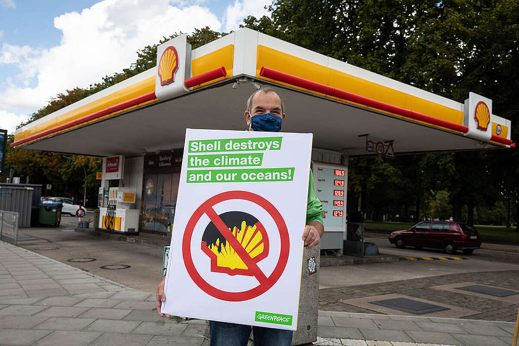 Group Action Day against Shell Decommissioning Plans in Hamburg. © Daniel Müller / Greenpeace