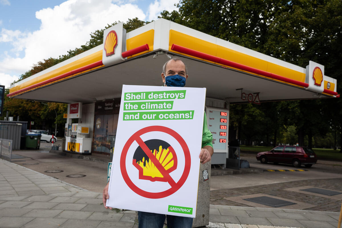 Group Action Day against Shell Decommissioning Plans in Hamburg. © Daniel Müller / Greenpeace
