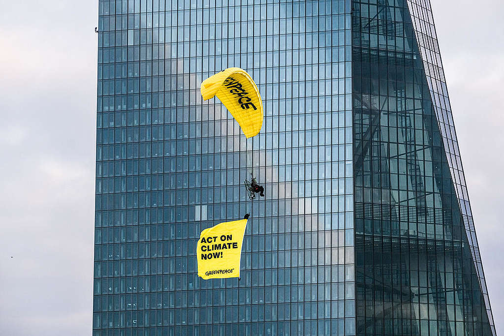 Banner Flight for a Green Monetary Policy in Frankfurt am Main. © Bernd Hartung / Greenpeace