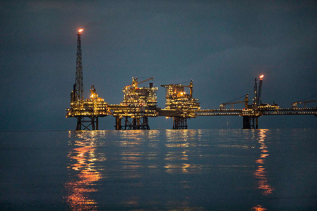 Oil Rig Dan Bravo in the North Sea. © Andrew McConnell / Greenpeace