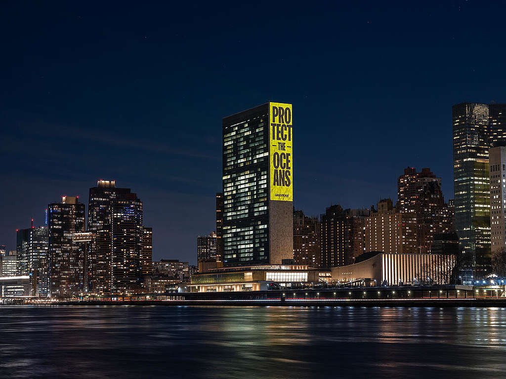 Protect the Oceans Projection onto the UN HQ in New York. © Greenpeace