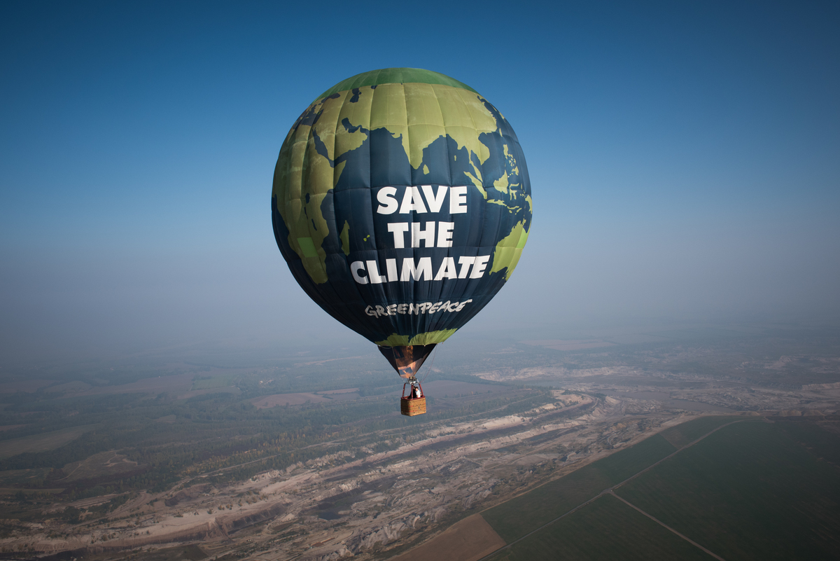 Greenpeace Hot Air Balloon Flies over Deuben Coal-Fired Power Station. © Ruben Neugebauer / Greenpeace