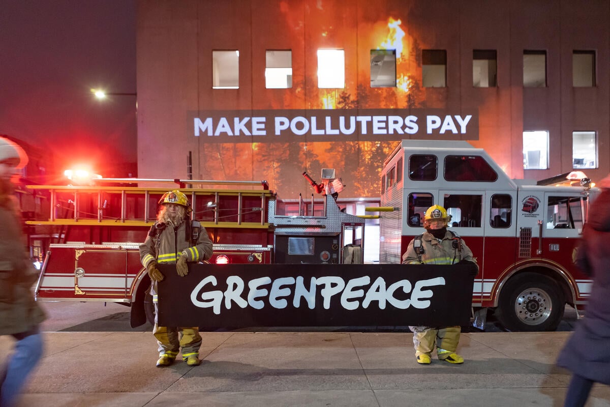 Greenpeace Canada projects Make Polluters Pay on Canada’s Environment Minister’s office in Montreal as COP28 begins. © Toma Iczkovits / Greenpeace