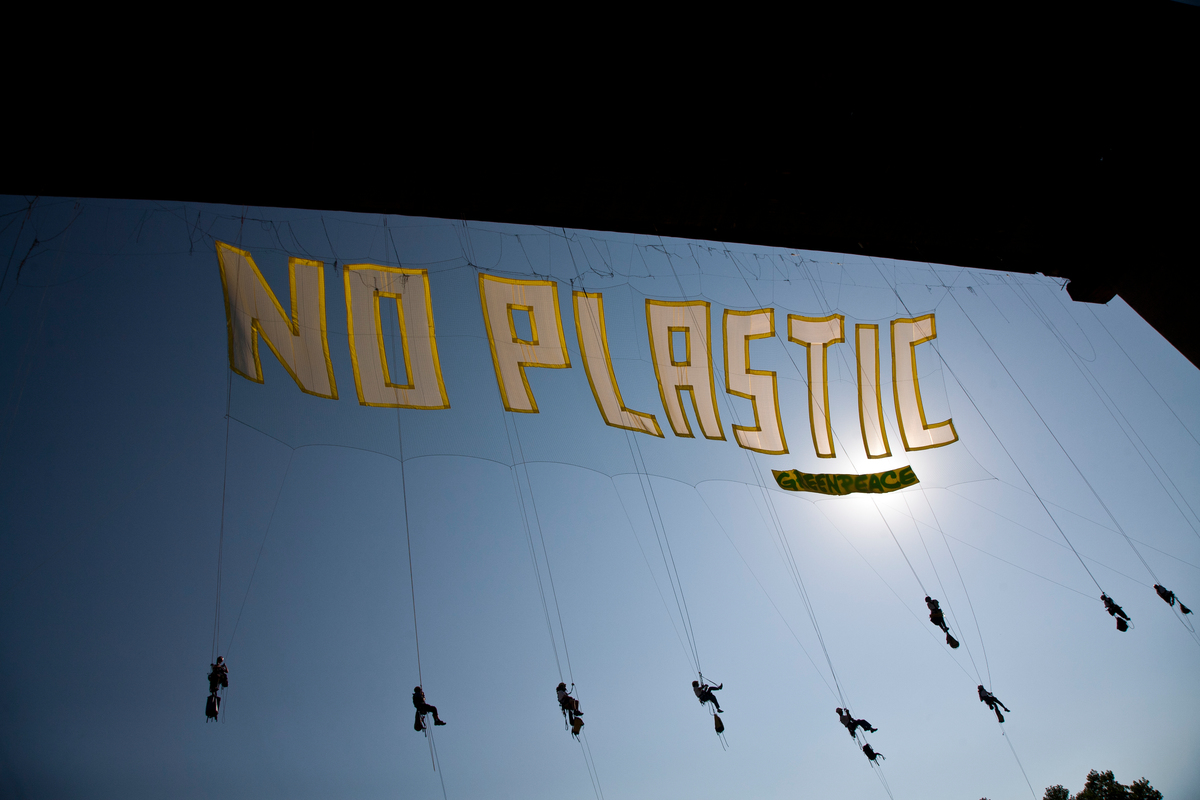 "NO PLASTIC" Banner Action in Bulgaria. © Ivan  Donchev / Greenpeace