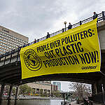 Twenty-four hours before the end of the negotiations for a Plastics Treaty at the fourth Intergovernmental Negotiating Committee (INC-4), Greenpeace Canada activists hung a banner on the Mackenzie King Bridge, right next to the Shaw Center, where world delegations are gathered. The fourteen meters banner read “People over polluters: Cut plastic production now!” and followed the release of an analysis revealing a rise in industry lobby presence at the negotiations.