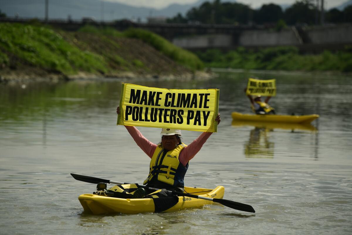 Protest ahead of President's Speech in San Mateo. © Noel Celis / Greenpeace