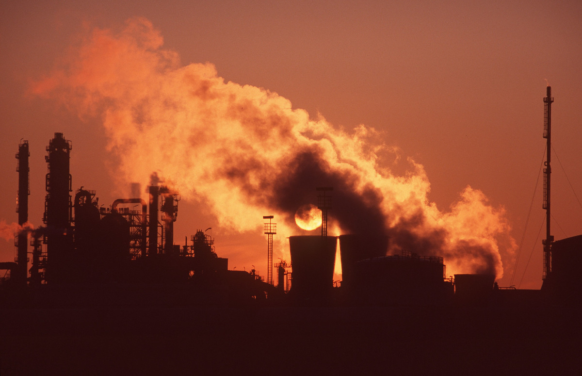 Esso Refinery in Germany. © Jens Küsters / Greenpeace