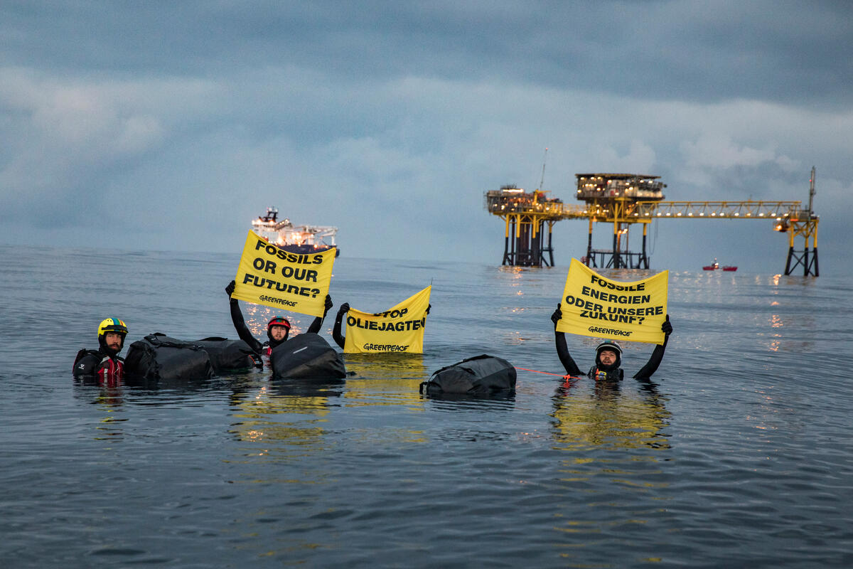 Project North Sea: Activists Swim to Oil Rig in Denmark. © Andrew McConnell / Greenpeace