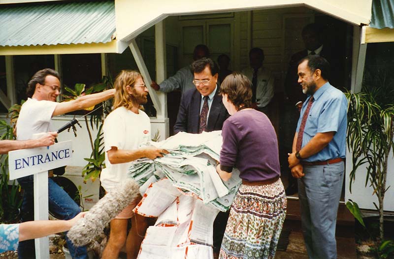 1-19 September 1997: Greenpeace Pacific Co-ordinator Bunny McDiarmid and crew member Alice Leney present a petition with over 40,000 signatures from around the South Pacific opposing nuclear shipments through the region to Cook Islands Prime Minister Geoffrey Henry who was hosting the annual South Pacific Forum meeting in Rarotonga. Photo by Michael Szabo
