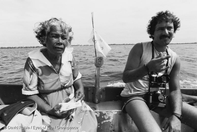 Greenpeace photographer Fernando Pereira (right) with Rongelap Islander Bonemej Namwe arriving at the island of Mejato on 17 May 1985 (Photo by David Robie)