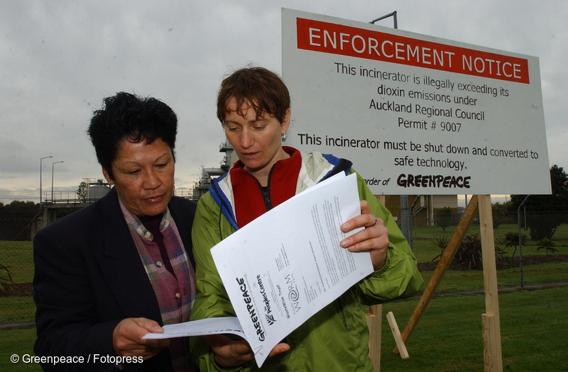 5 August 2002 Community campaigner Linda Lee and Greenpeace Campaigner Sue Connor deliver a letter demanding a phase out of waste incineration at Auckland airport