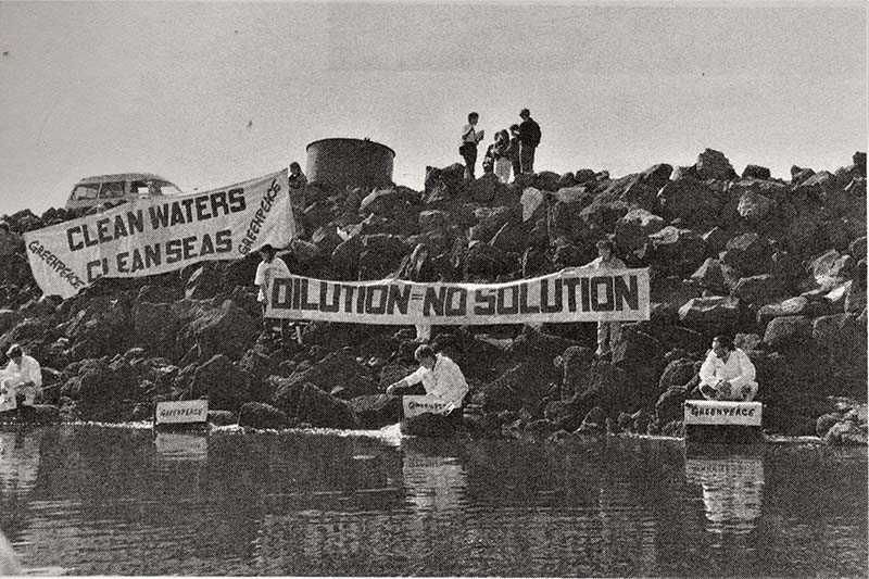 30 August 1990 Greenpeace activists block Auckland‘s sewage and industrial trade waste outfalls on the Manukau Harbour. Photo by Michael Dean