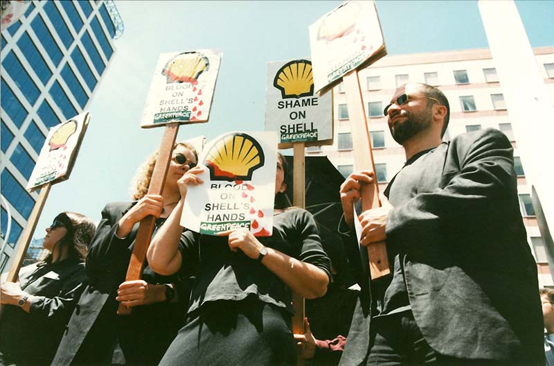 Greenpeace protested outside the Commonwealth Heads of Government Meeting in Auckland, opposing Shell’s oil drilling on Ogoni land in the Niger Delta and its role in the judicial execution of Ken Saro-Wiwa. Pictured holding placards are Mana Tangata team members Nicola Easthope and Catherine Delahunty, and Antarctic campaign scientist Ricardo Roura. Photo: Glyn Walters