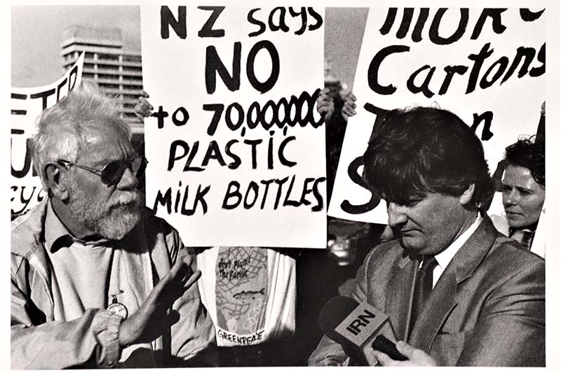31 May 1990 Adopt-a-Beach Coordinator Peter Smith presses Environment Minister Peter Dunne on the need for tougher laws to combat plastic waste